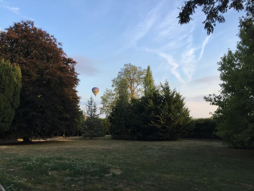 Chateau De La Folie Trie-Chateau Exterior photo